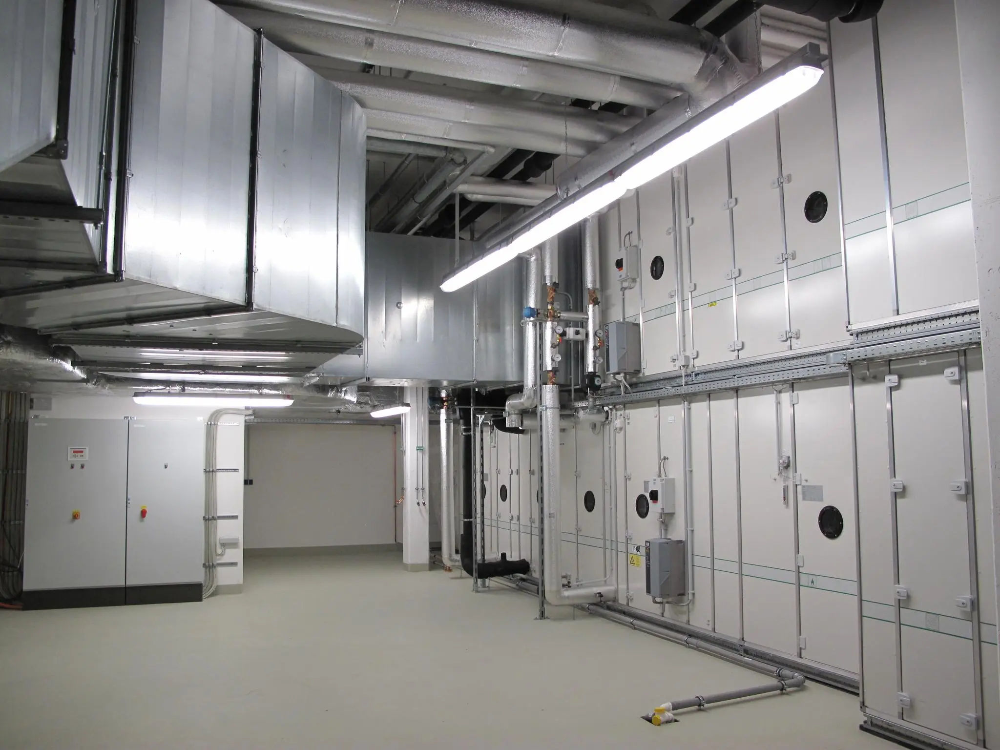 RLT-Gerät auf einem Gebäudedach — Lüftungstechnik von GYRO Bautechnik