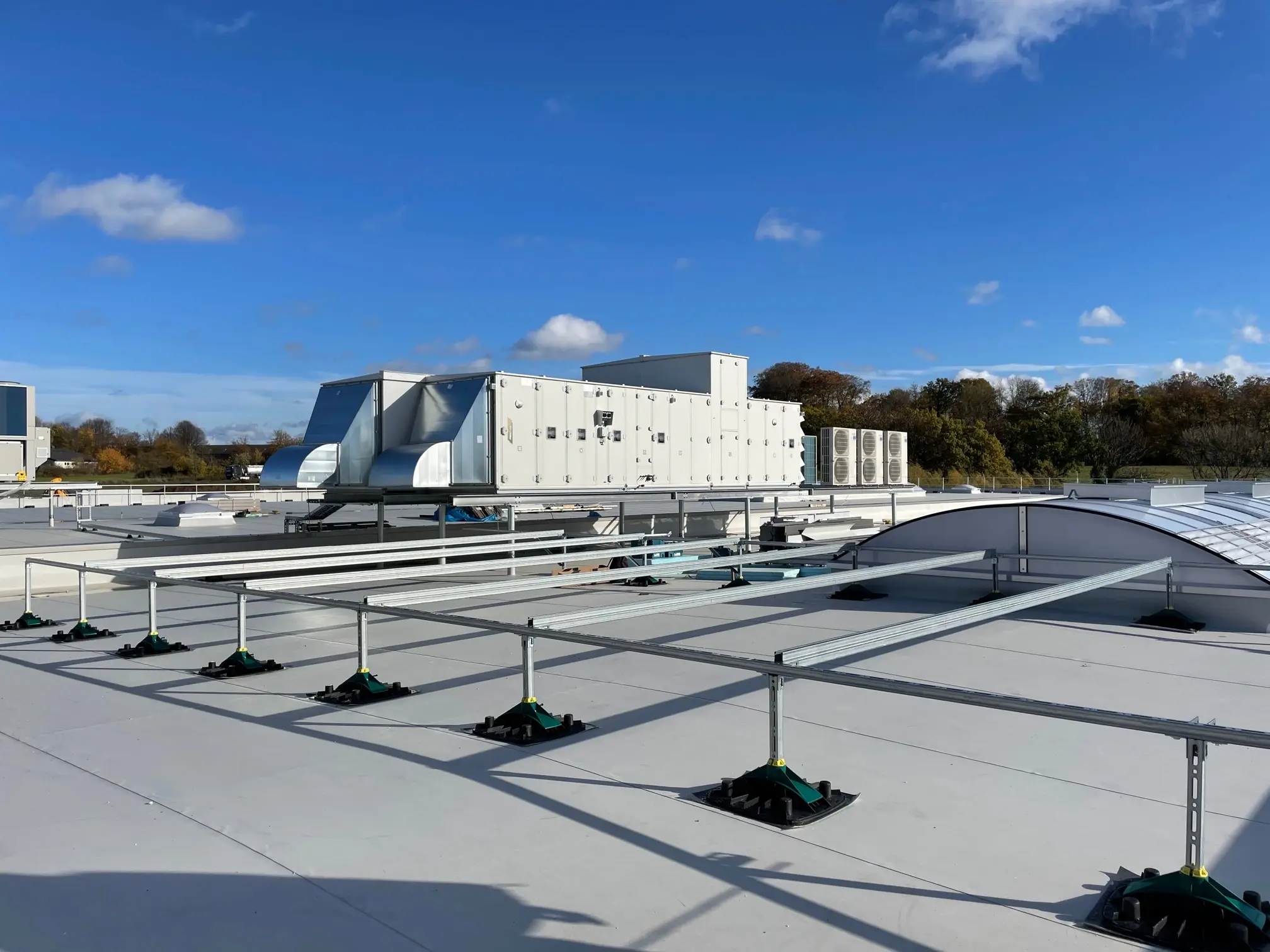 Technische Gebäudeausrüstung — Lüftungskanäle und Klimaanlagen auf einem Gebäudedach