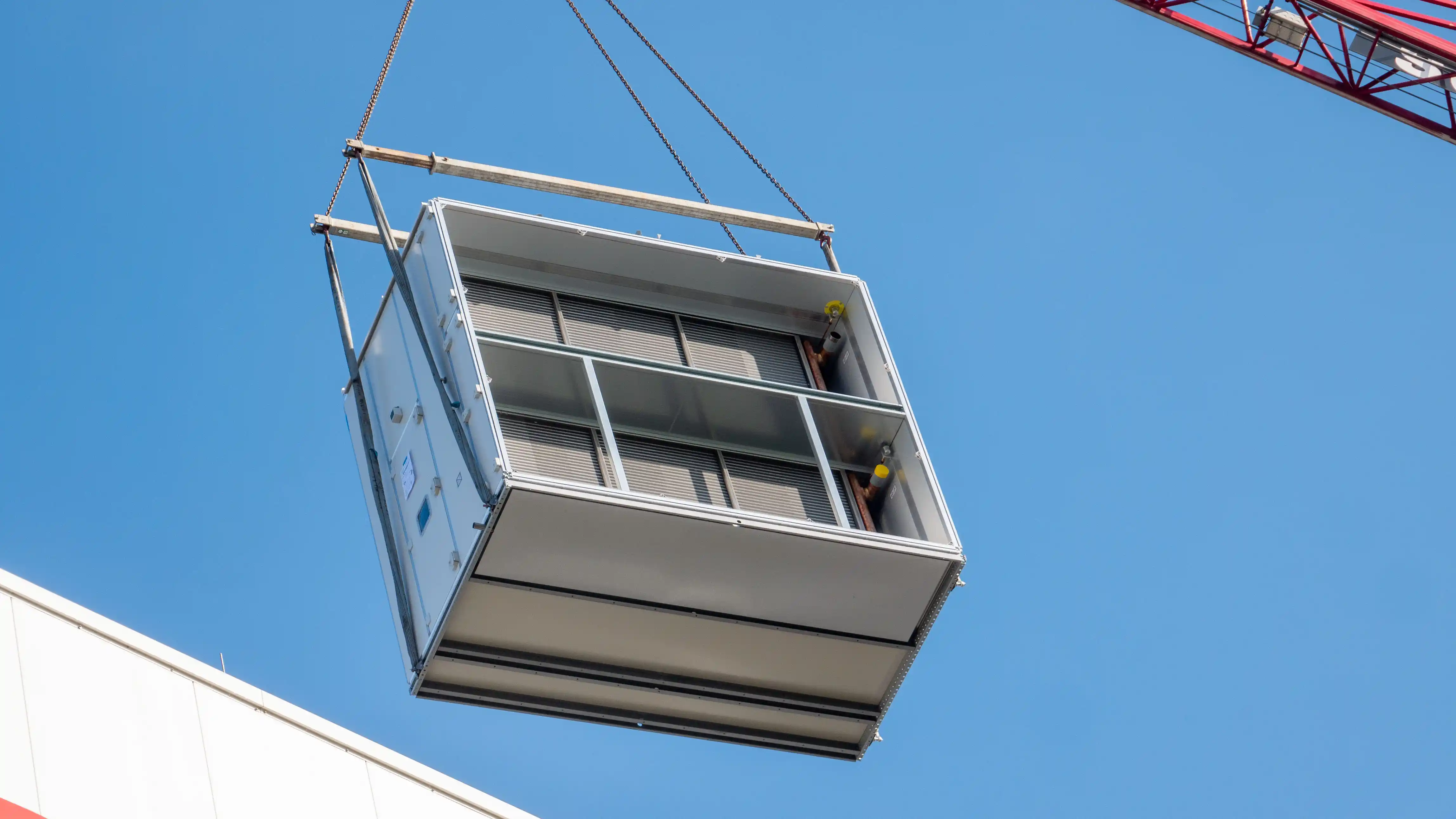 GYRO Bautechnik — Kranmontage eines RLT-Geräts auf einem Gebäudedach
