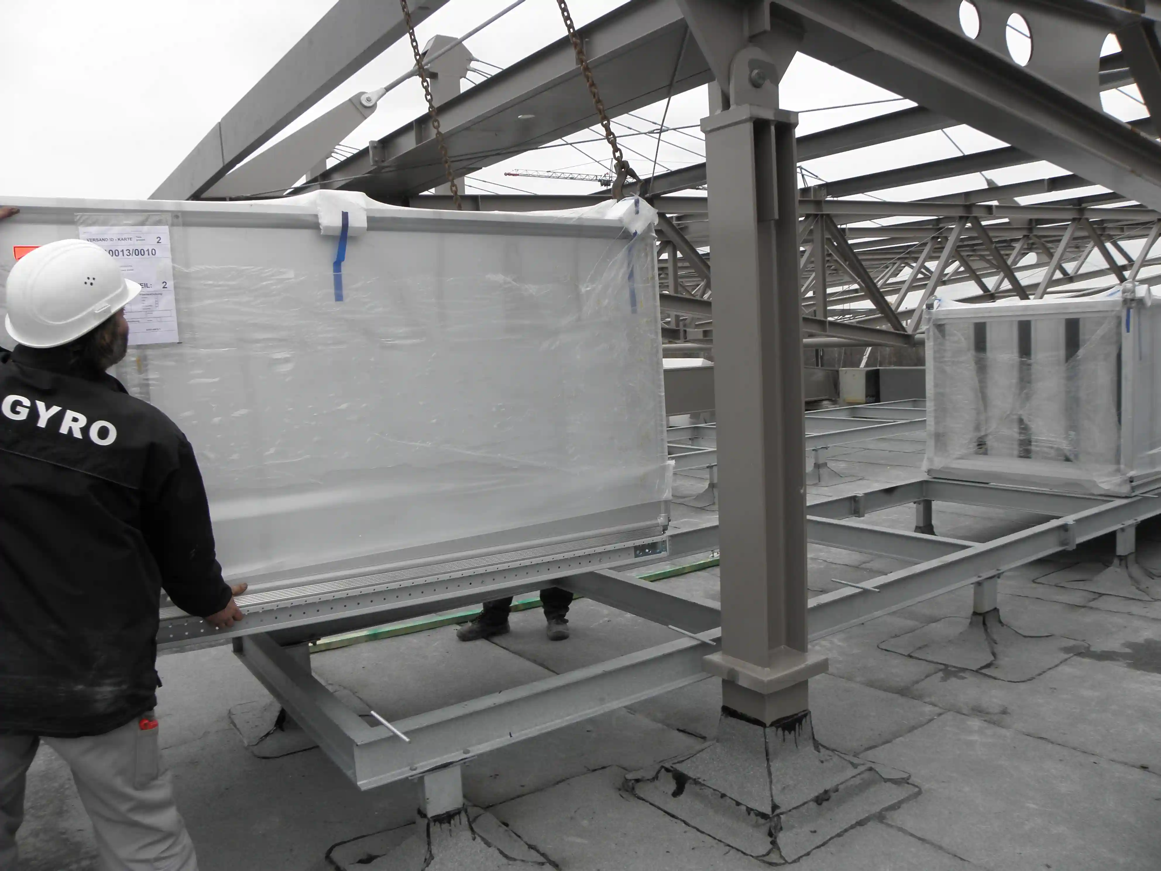 Techniker bei der Wartung einer Klimaanlage — GYRO Klimaservice